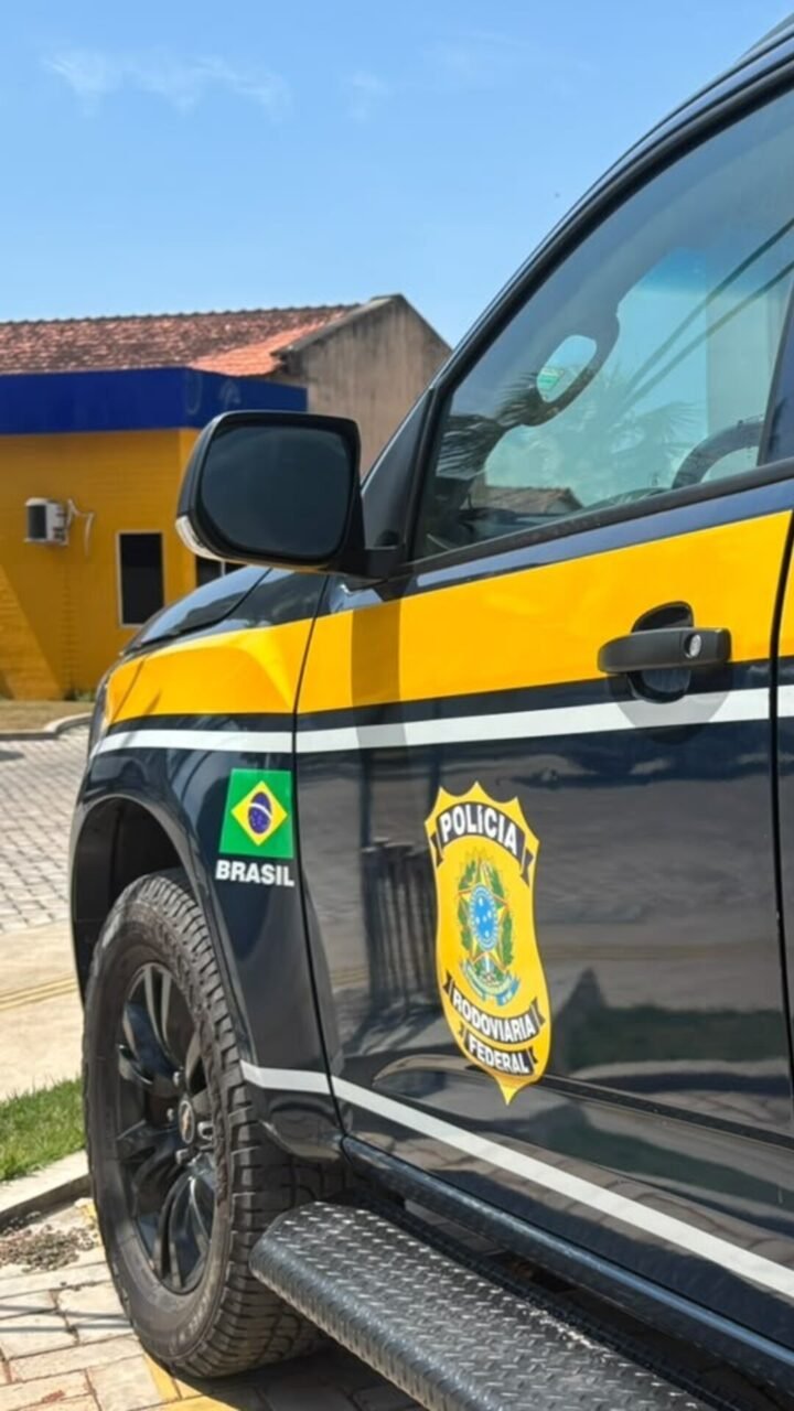 Viatura da Polícia Rodoviária Federal com brasão em destaque