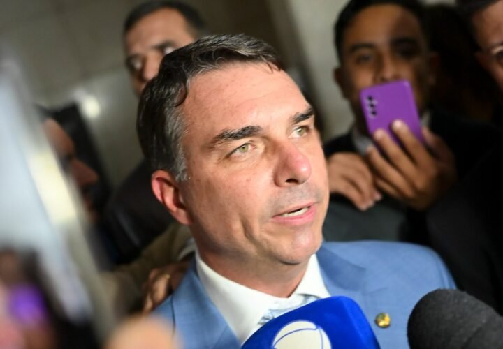 Flávio Bolsonaro concede entrevista a jornalistas no Senado