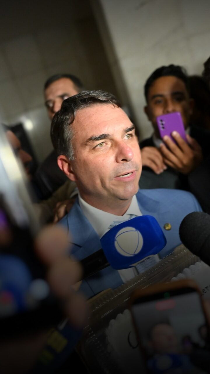 Flávio Bolsonaro concede entrevista a jornalistas no Senado