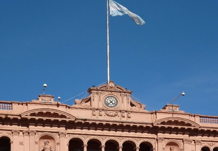 Bandeira da Argentina sobre a Casa Rosada, em Buenos Aires