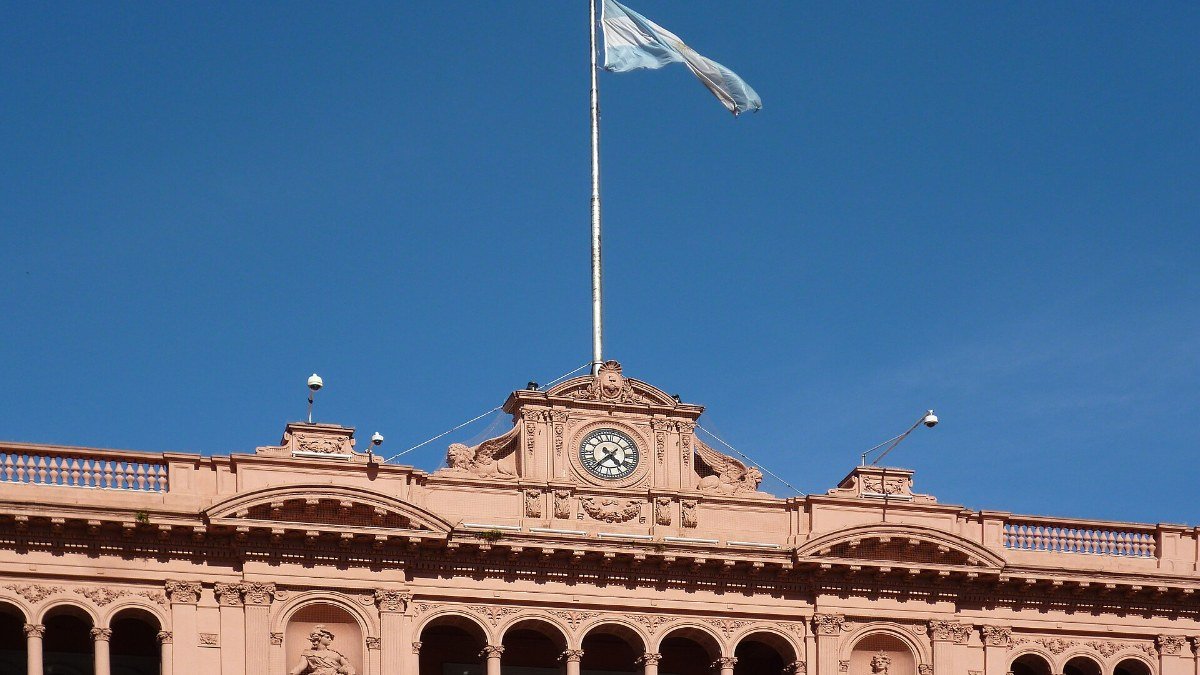Bandeira da Argentina sobre a Casa Rosada, em Buenos Aires