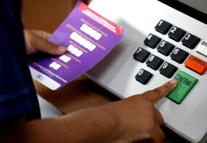 Eleitor aperta a tecla Confirma em urna eletrônica