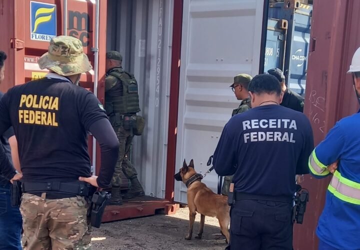 Agente de costas com camisa da Polícia Federal