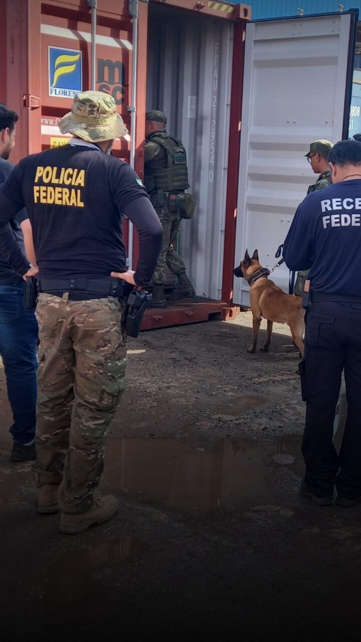Agente de costas com camisa da Polícia Federal