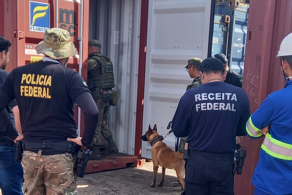 Agente de costas com camisa da Polícia Federal