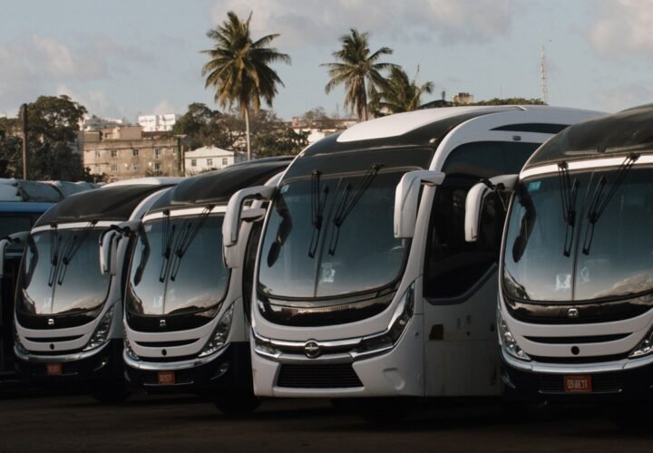 Ônibus estacionados em garagem em Salvador (imagem ilustrativa gerada por IA)