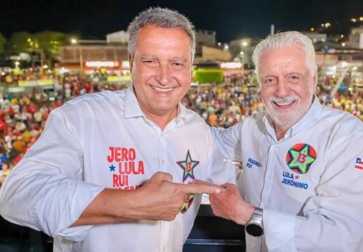 Rui Costa e Jaques Wagner em ato de campanha na Bahia