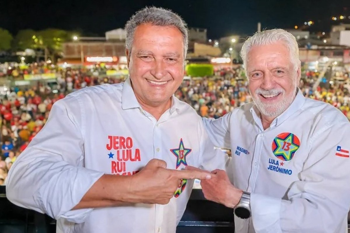 Rui Costa e Jaques Wagner em ato de campanha na Bahia