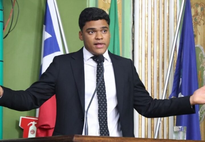 Sandro Filho discursa na tribuna da Câmara Municipal de Salvador