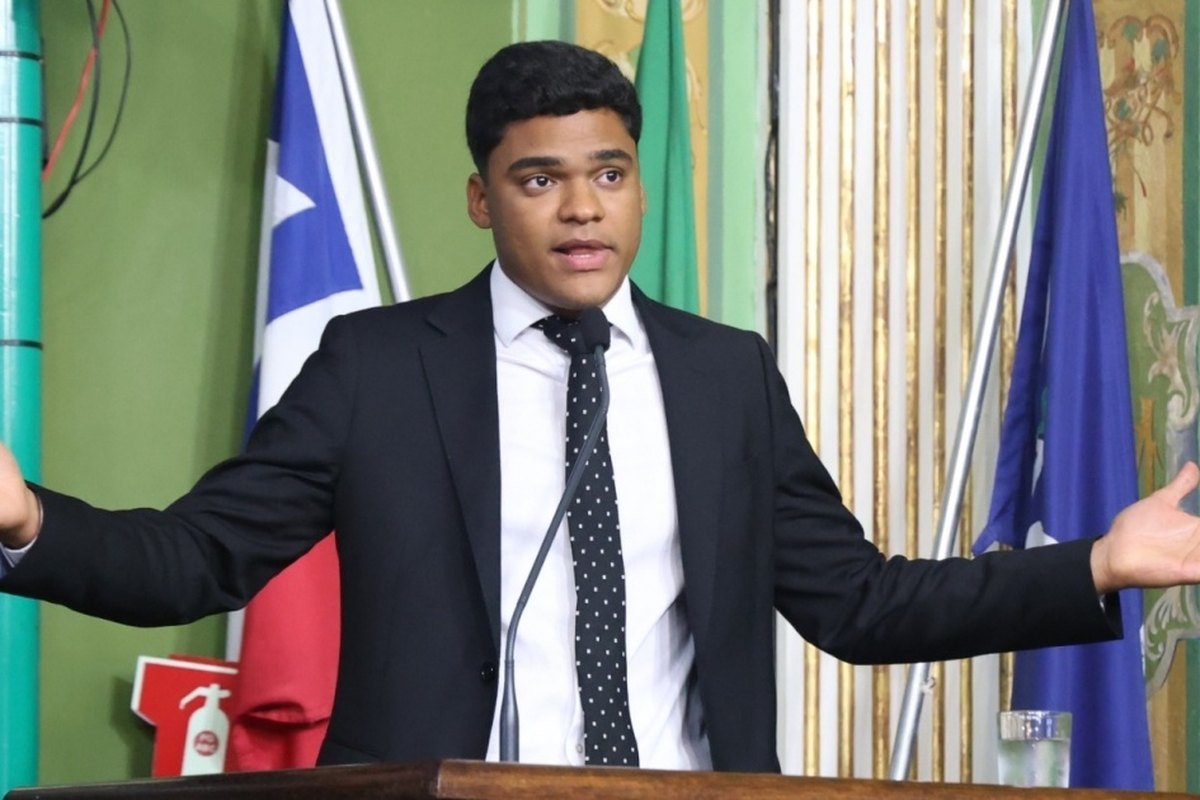 Sandro Filho discursa na tribuna da Câmara Municipal de Salvador