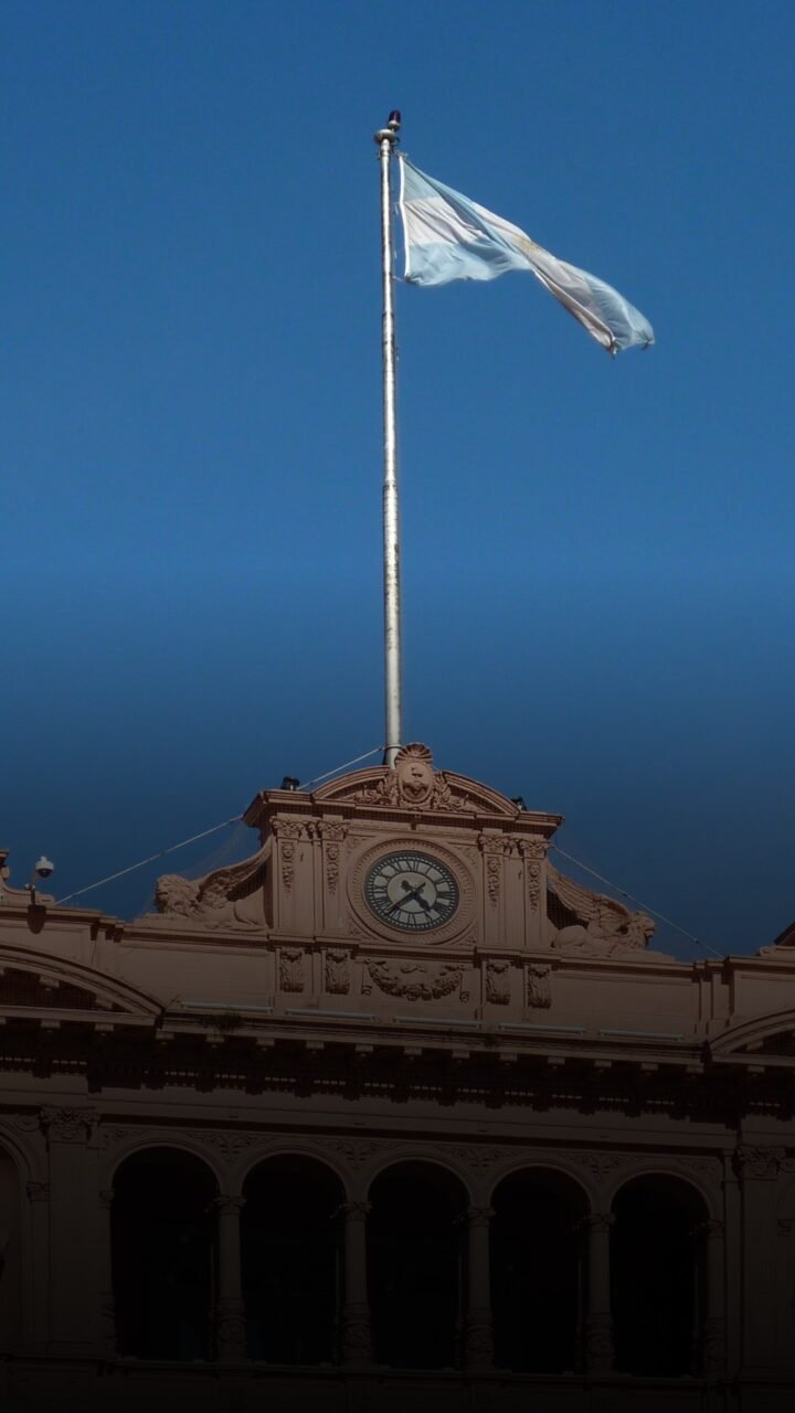 Bandeira da Argentina sobre a Casa Rosada, em Buenos Aires