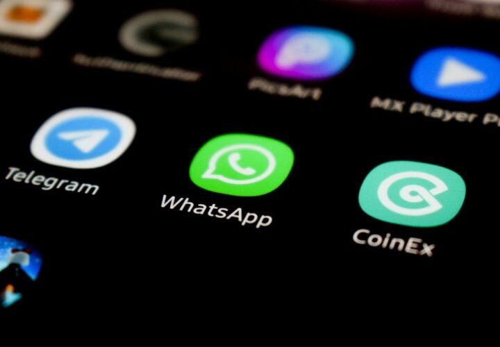 Ícone do WhatsApp entre outros aplicativos na tela de um celular