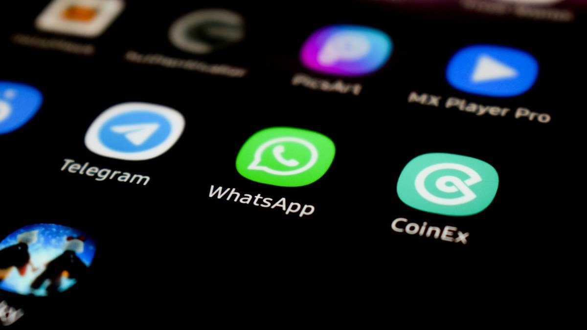Ícone do WhatsApp entre outros aplicativos na tela de um celular